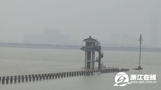 杭州錢塘江觀潮1男2女被潮水卷走