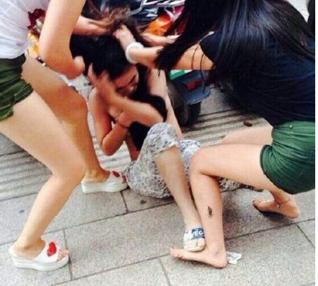 疑為小三女子被扒光群毆