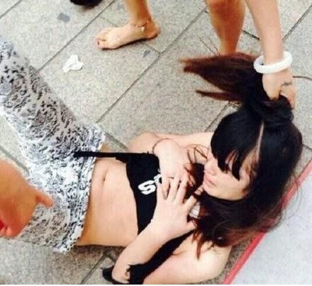 疑為小三女子被扒光群毆