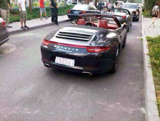 北京體育大學(xué)豪車云集 畢業(yè)典禮堪比豪華車展