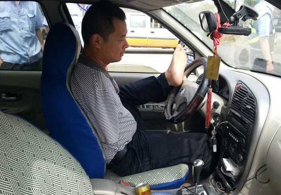 雙腳無證駕駛 司機(jī)沒有雙手用腳開車被查