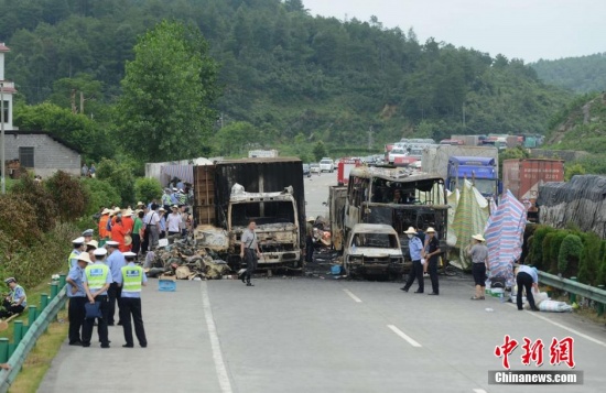 現場五輛車全部被燒成空殼