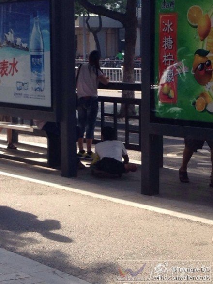 摸腿乞丐再現(xiàn)寧波公交站 專鉆女孩子裙底摸大腿
