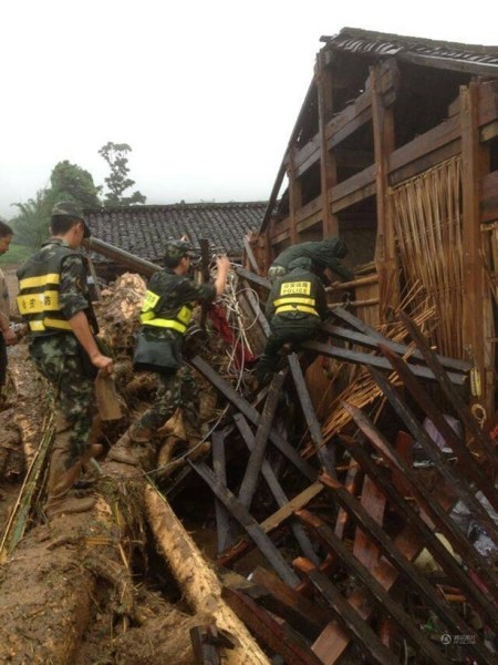 德宏泥石流 致9人死亡上百人受災