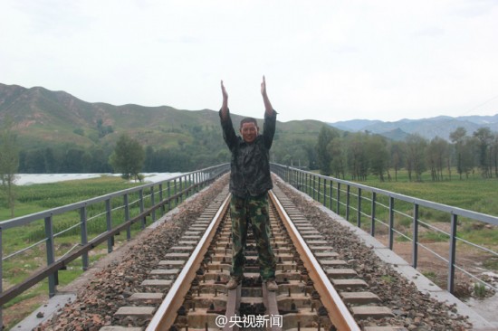 鐵路淹沒農(nóng)民冒死攔火車