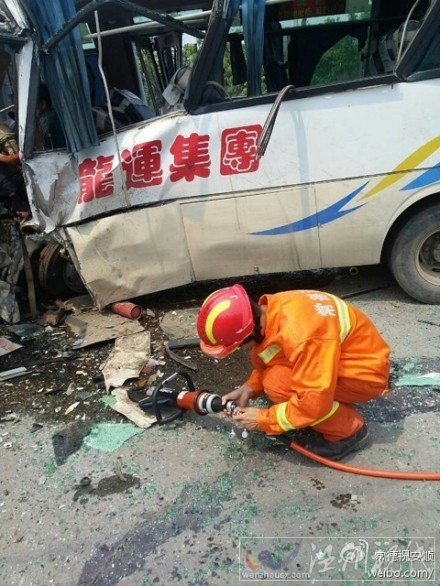 臨崗公路加油站旁發(fā)生慘烈車(chē)禍