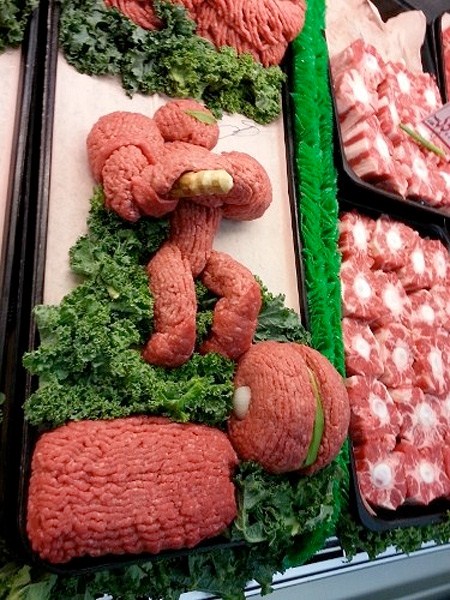 超市擺肉大叔生肉做雕塑