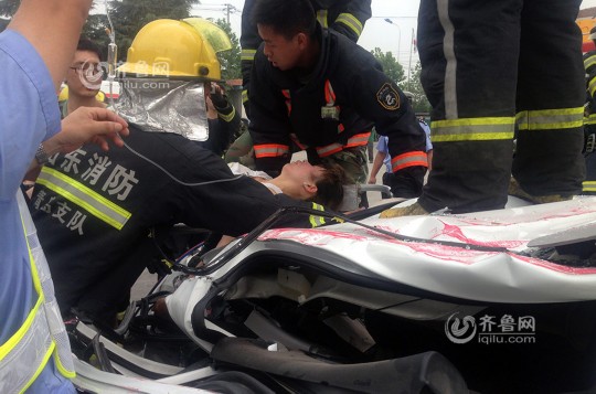 轎車被壓扁