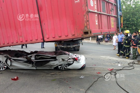 轎車被壓扁