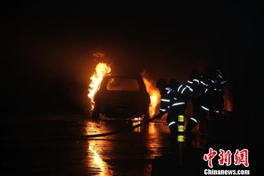 四川廣元高速轎車起火
