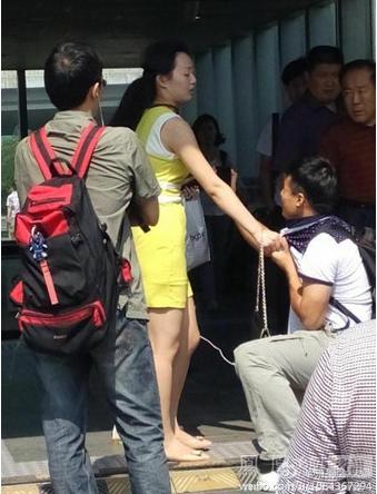 男子地鐵偷拍被抓 跪地求饒