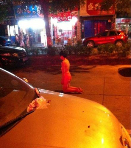 莆田鬧市一女子裸身當(dāng)街跪立