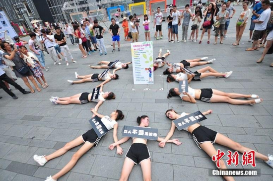 成都春熙路美女集體倒地