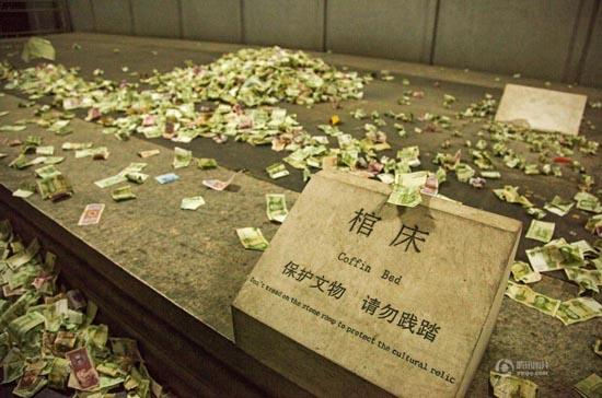 北京十三陵地宮內堆滿游客扔的祈福紙幣