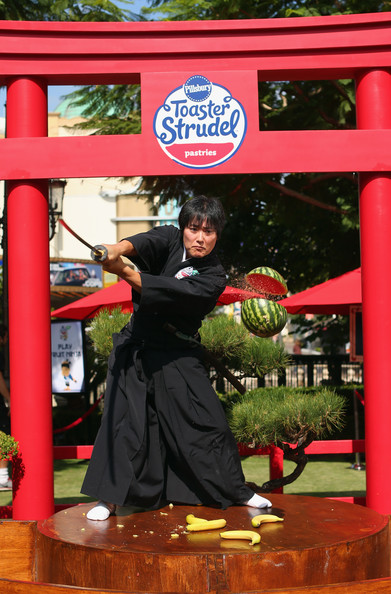日本劍術(shù)高手町井勛表演快刀斬水果