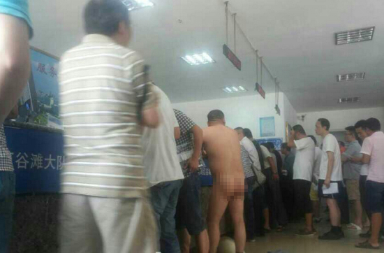 男子脫衣鬧交警隊去要車