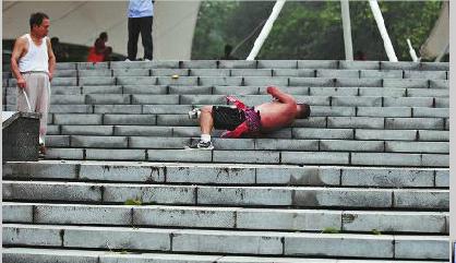 男子20層臺(tái)階滾下滾上