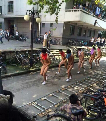 河海大學6男生裸奔