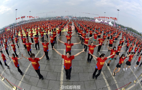 成都萬人齊跳小蘋果廣場(chǎng)舞