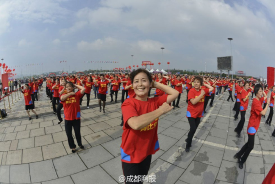 成都萬人齊跳小蘋果廣場(chǎng)舞