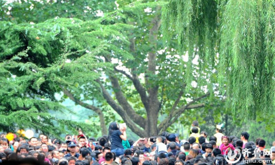 女子騎男友脖子逛動物園
