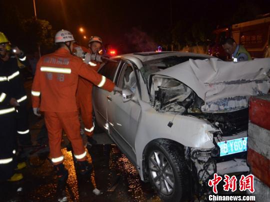 綿陽普明北路發生嚴重交通事故