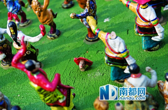 景區(qū)5萬(wàn)陶瓷小人被拔光 墻上被刻滿字