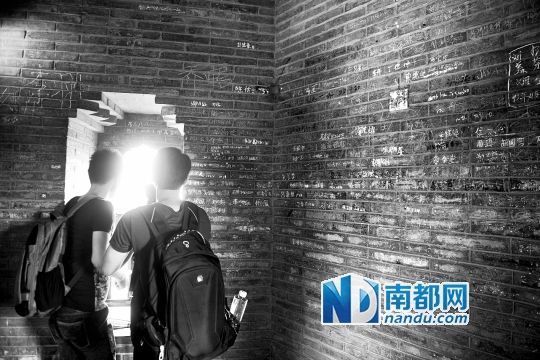 景區(qū)5萬(wàn)陶瓷小人被拔光 墻上被刻滿字
