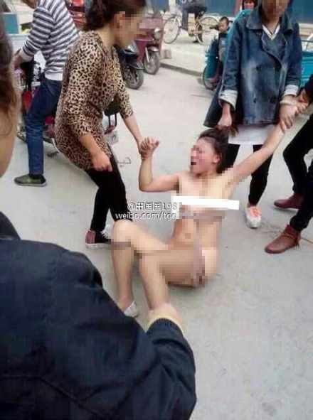 小三被當街扒光遭群毆