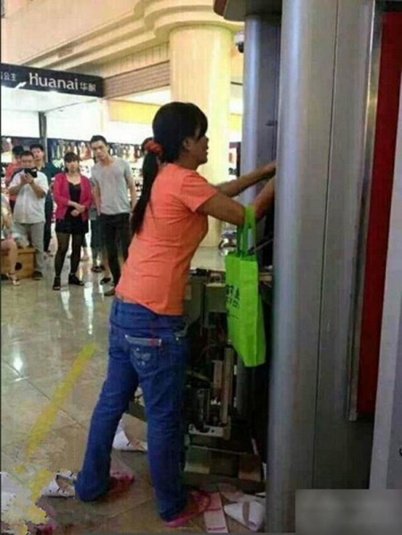 女子徒手拆毀atm機