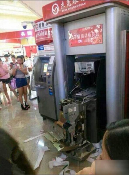 女子徒手拆毀atm機