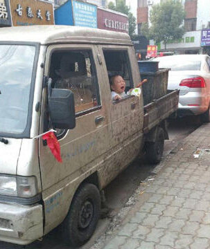 90后爸爸網(wǎng)吧打游戲 3歲女兒被鎖在車?yán)锟? width=