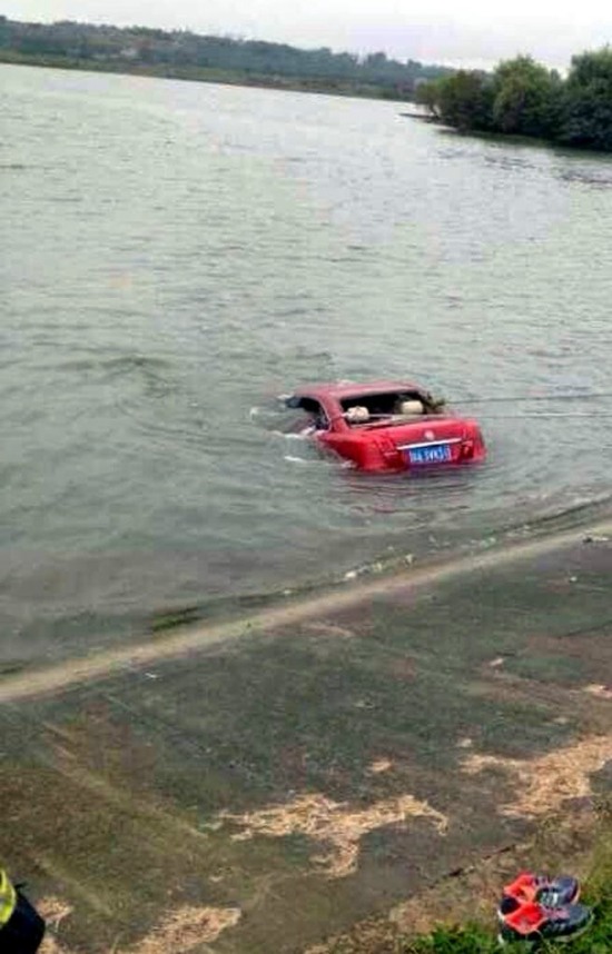夫妻暴雨開車沖入水庫身亡