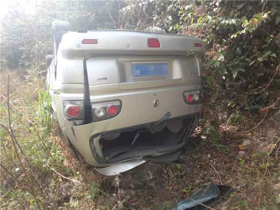 一輛7座翻下山