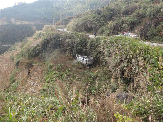 一輛7座翻下山