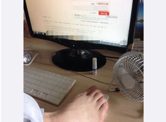 網購第一腳男子用腳下單