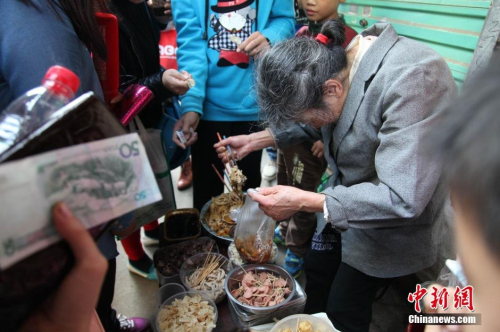 一毛奶奶賣小吃20年不漲價