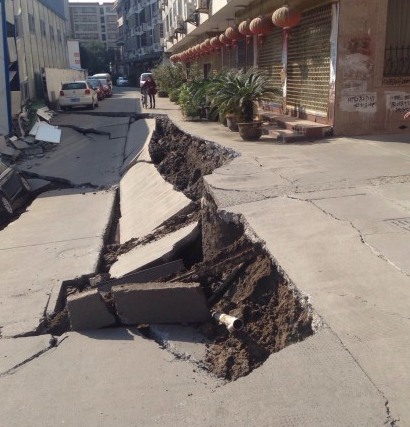 樂清市樂成街道雙雁路路基坍塌事故現(xiàn)場圖片