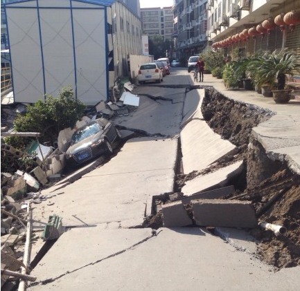 樂清市樂成街道雙雁路路基坍塌事故現(xiàn)場圖片