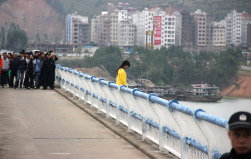 廣西女子跳橋