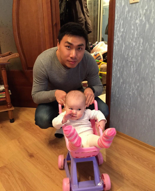 學(xué)渣逆襲娶18歲烏克蘭美女結(jié)婚生子