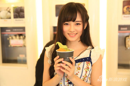 鞠婧袆?wù)掌? /><br />
鞠婧袆?wù)掌?/p>
<p>　　近日，鞠婧袆被日本網(wǎng)友評(píng)選為中國四千年第一美女，鞠婧袆是誰？能把中國古代四大美女比下去，一起來看看鞠婧袆個(gè)人資料和生活照片吧。</p>
<p>　　鞠婧祎，1994年6月18日出生于中國四川遂寧，SNH48 TEAM NII成員，隸屬久尚演藝 經(jīng)紀(jì)公司。</p>
<p>　　2013年8月18日 通過SNH48二期生終審選拔，成為34位合格者之一。9月5日升格為二期生正式成員，成為31名正式成員之一[4] 。9月21日，參與《E鍋匯》節(jié)目錄制。11月2日開始，每星期出席SNH48星夢劇院日常劇場公演。11月2日以《劇場女神》公演的形式正式出道。11月11日，正式成為SNH48 TEAM NII成員。</p>
<p>　　2014年6月7日，拍攝首支MV《足球派對(duì)》。7月26日，榮獲SNH48第一屆總選舉第四位 。9月，參與拍攝MV《嗚吒（UZA）》。</p>
<p>　　日本媒體大肆報(bào)道鞠婧袆，還以《中國4000年第一偶像誕生》為標(biāo)題來高度評(píng)價(jià)她。日本網(wǎng)友覺得鞠婧袆的美艷超過了日本的美女白石麻衣，甚至還有人表示，要是鞠婧袆來日本發(fā)展，絕對(duì)可以超越安室奈美惠和濱崎步。</p>
<p>　　要小編說，中國美女很多，要稱得上是四千年第一美女的至少要內(nèi)外兼修，對(duì)大眾有影響力，鞠婧袆雖然漂亮，但是像她這樣的漂亮的美女中國還是有很多的?！　”疚摹啊眮碓矗篽ttp://www.desachemical.com/yule/redian/57284.html，轉(zhuǎn)載必須保留網(wǎng)址。
<p class=