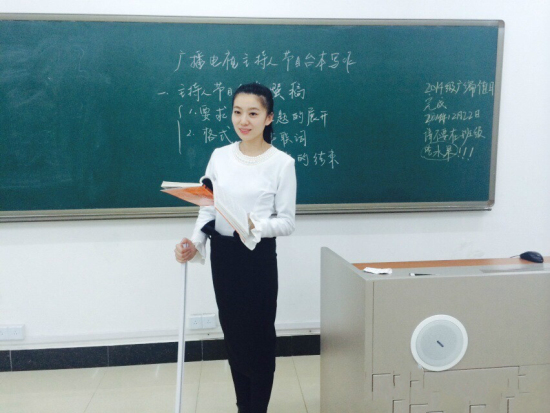 最美女腰老師黃鑫拄拐上課