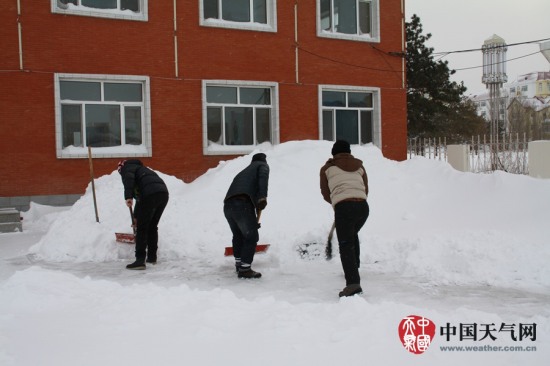 黑龍江撫遠暴雪積雪深度達1米