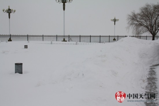 黑龍江撫遠暴雪積雪深度達1米