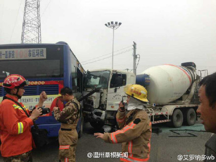 103公交與水泥攪拌車相撞