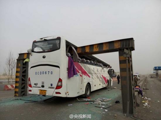 天津大巴撞上限高桿