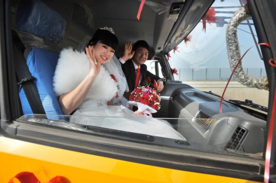武漢吊車組隊(duì)迎親
