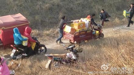 附近的村民紛紛前來(lái)哄搶貨物