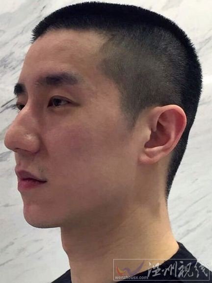 新年成龍給房祖名剪了短發(fā)